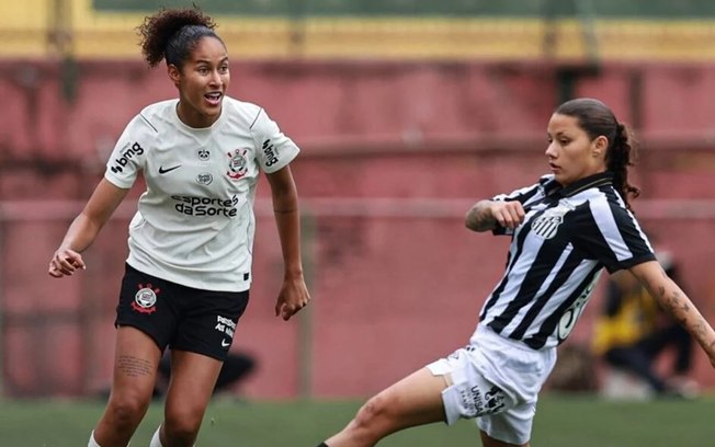 Thaís Regina mostra um hidratante labial para as câmeras. Thaís Regina mostra um hidratante labial para as câmeras.