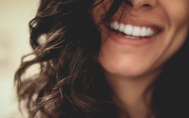 Erros comuns comprometem o clareamento dental em casa Erros comuns comprometem o clareamento dental em casa
