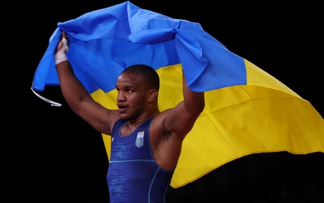 Zhan Beleniuk após ganhar a medalha de ouro de 87 kg na luta greco-romana nos Jogos Olímpicos de Tóquio em 4 de agosto de 2021