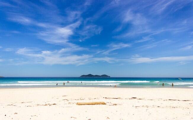 A Praia de Lopes Mendes, de águas claras e areia branca, é uma das praias de Ilha Grande mais queridas pelos turistas