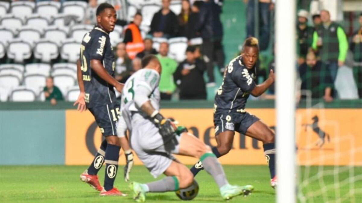 Santos perde para o Coritiba no jogo de ida da terceira fase da Copa do ...