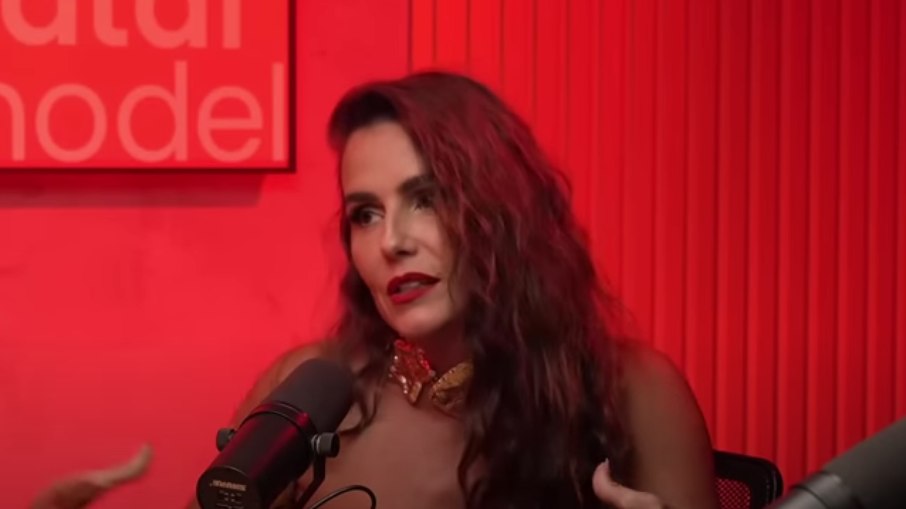 Deborah Secco fala de dificuldade em cenas de sexo em Bruna Surfistinha Deborah Secco fala de dificuldade em cenas de sexo em Bruna Surfistinha