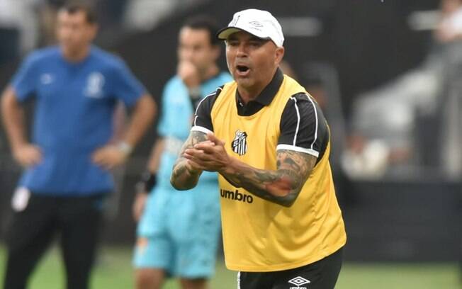 Sampaoli comandou o Santos pela primeira vez no último domingo (13), em empate por 1 a 1 contra o Corinthians