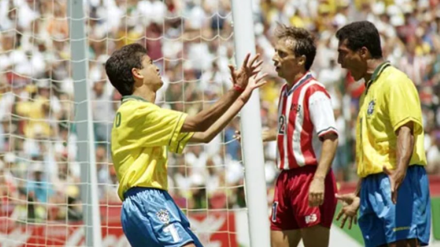 Bebeto se declarando a Romário, após receber assistência do 'Baixinho' Bebeto se declarando a Romário, após receber assistência do 'Baixinho'