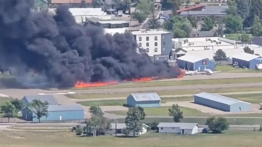 Avião de pequeno porte cai em aeroporto nos EUA