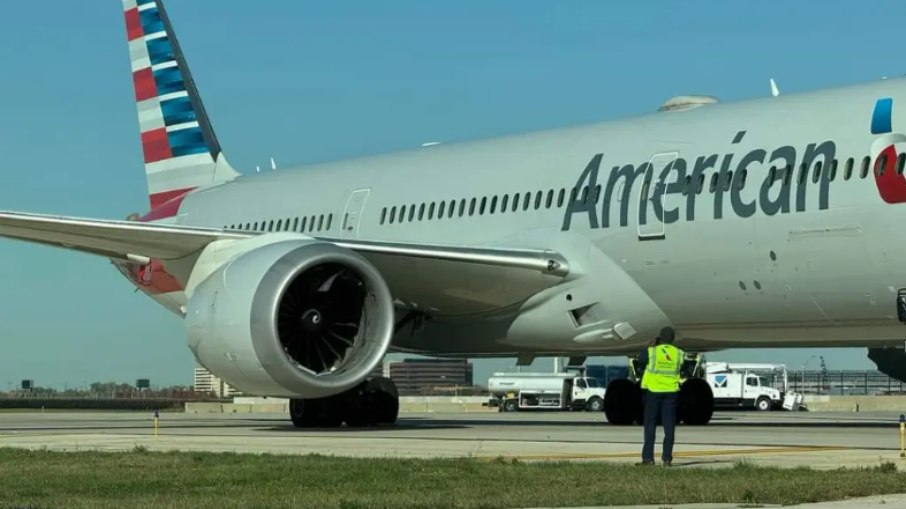 Avião da American Airlines se envolveu em acidente em pista de táxi