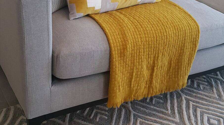 Detalhe manta no sofá, contrastando cores