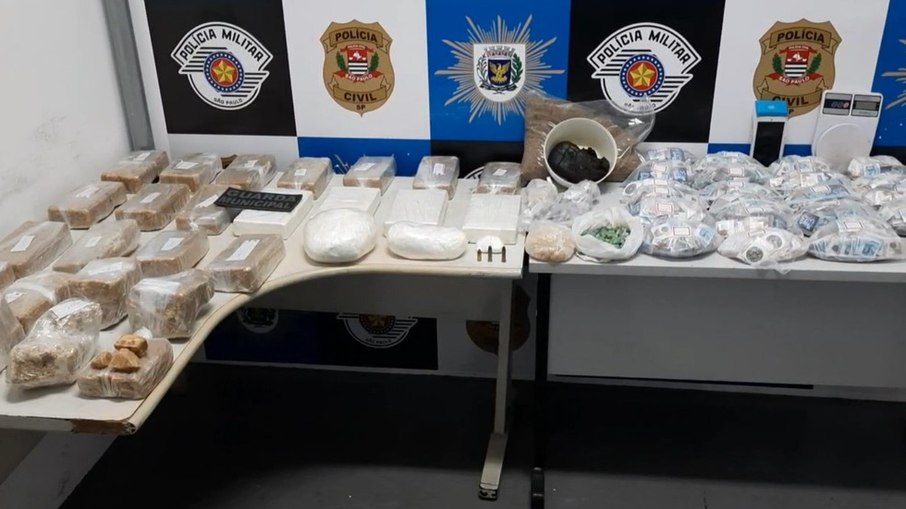 Foram apreendidos 26 tijolos de crack, 4 tijolos de pasta base, 2.800 porções de ice e quase um quilo de haxixe Foram apreendidos 26 tijolos de crack, 4 tijolos de pasta base, 2.800 porções de ice e quase um quilo de haxixe