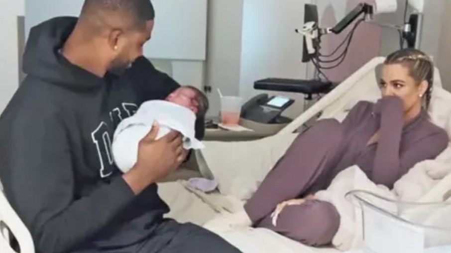 Khloé Kardashian e Tristan Thompson com o filho recém-nascido