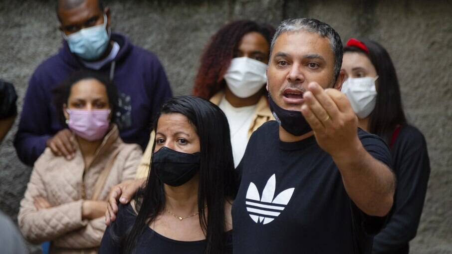 Os pais de Vinícius, em manifestação organizada na porta da Penitenciária de Benfica, no Rio
