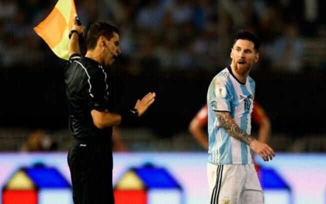Messi se irritou com o auxiliar brasileiro Emerson Carvalho e o xingou. Por isso, foi suspenso pela Fifa