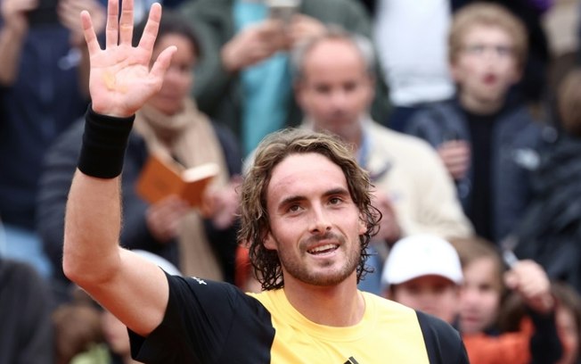 Stefanos Tsitsipas comemora a vitória sobre Daniel Altmaier nesta quarta-feira (29), na segunda rodada de Roland Garros