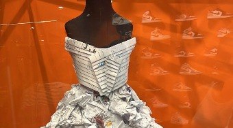 Alunos de escola transformam papel usado em vestido