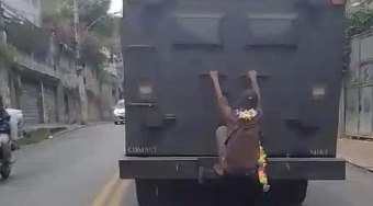 Homem se pendura em traseira de veículo blindado da PM no RJ