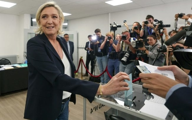 A líder de extrema direita Marine Le Pen, do partido Reagrupamento Nacional (RN) e candidata às eleições legislativas, vota em Henin-Beaumont, norte da França, em 30 de junho de 2024