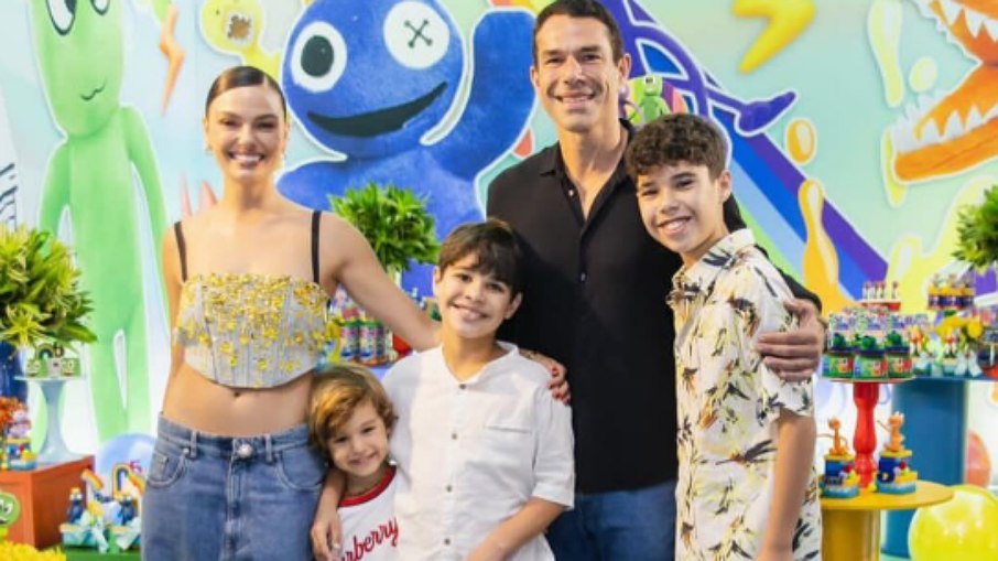 Isis Valverde celebra aniversário do filho com Marcus Buaiz e enteados