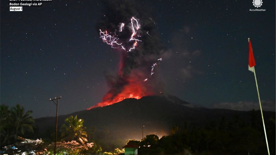 Vulcão na Indonésia entra em erupção e lança coluna de cinzas de 10 km; autoridades alertam para riscos