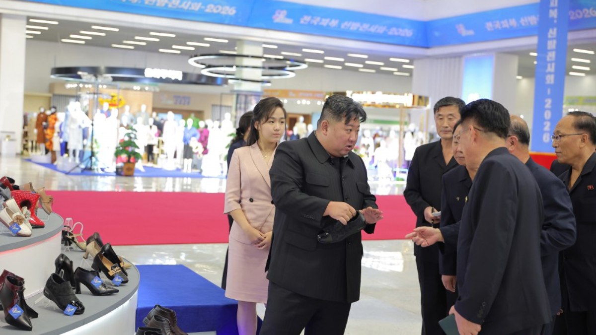 Kim Jong-un em visita à uma feira de roupas e calçados em Pyongyang Kim Jong-un em visita à uma feira de roupas e calçados em Pyongyang