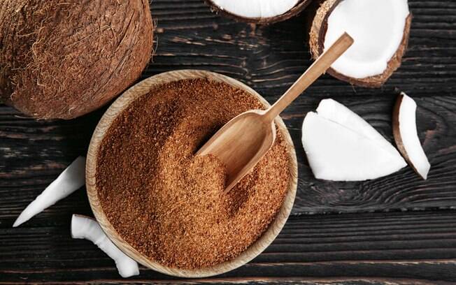 Usar açúcar de coco é uma sugestão para deixar o chocolate quente mais saudável