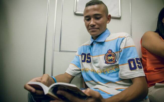 Literatura no metrô: O estudante Paulo, 16 anos, lê 'Os Jovens Perguntam - Respostas Práticas': 'Fala do jovem, de quando ele vai evoluindo, crescendo'
