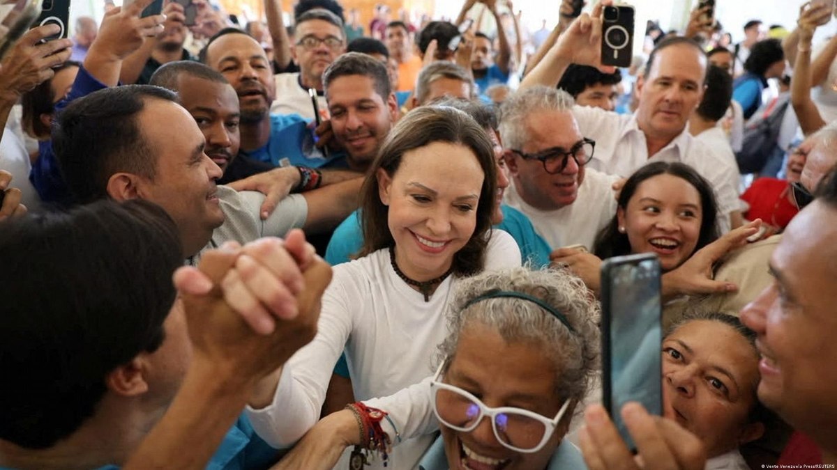 Líder opositora Maria Corina Machado volta à Venezuela após dez meses - Foto