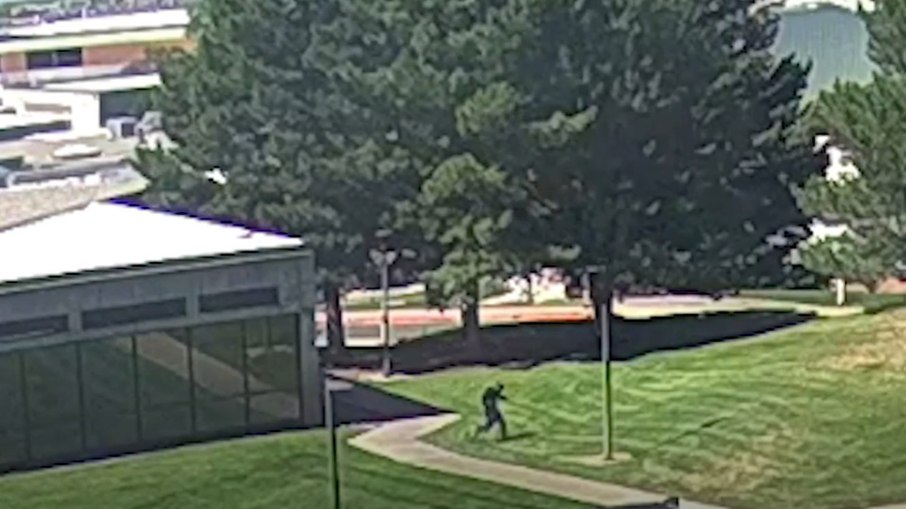 Suposto atirador aparece correndo no campus