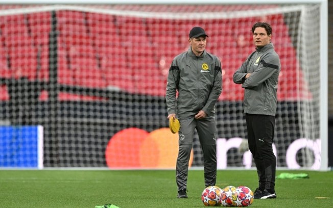 Edin Terzic (D) comanda treino do Borussia Dortmund nesta sexta-feira, véspera da final da Liga dos Campeões contra o Real Madrid