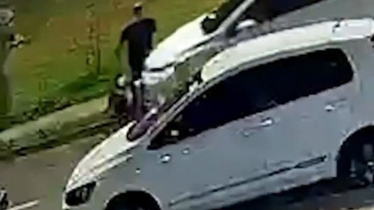 Motorista atropela homem cego e cão-guia na calçada e foge
