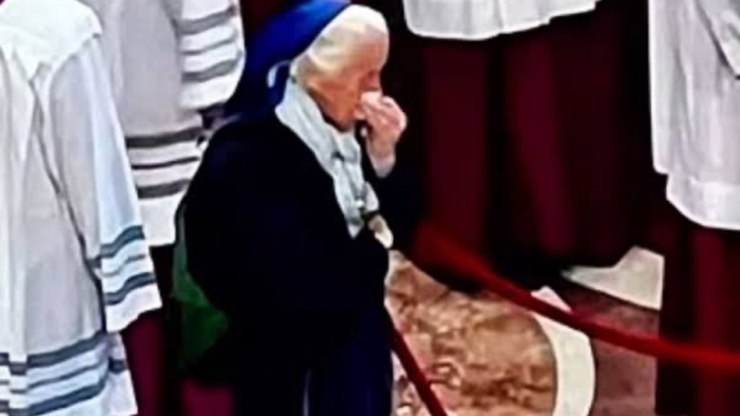 Quem é a freira, amiga do Papa, que quebrou protocolo no funeral?