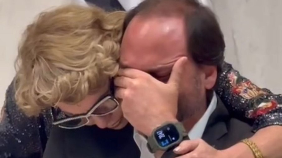 Carlos Bolsonaro chora ao receber homenagem na Alesp Carlos Bolsonaro chora ao receber homenagem na Alesp