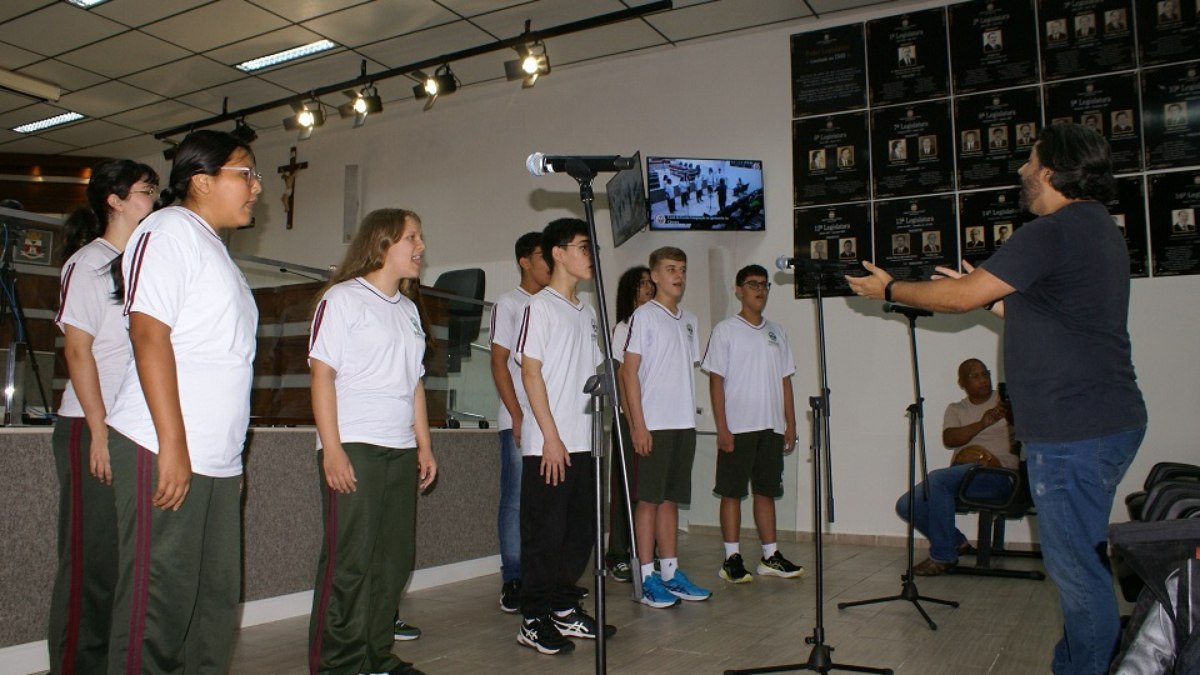 Coral Juvenil da Escola Municipal Integração durante apresentação na Câmara dos Vereadores