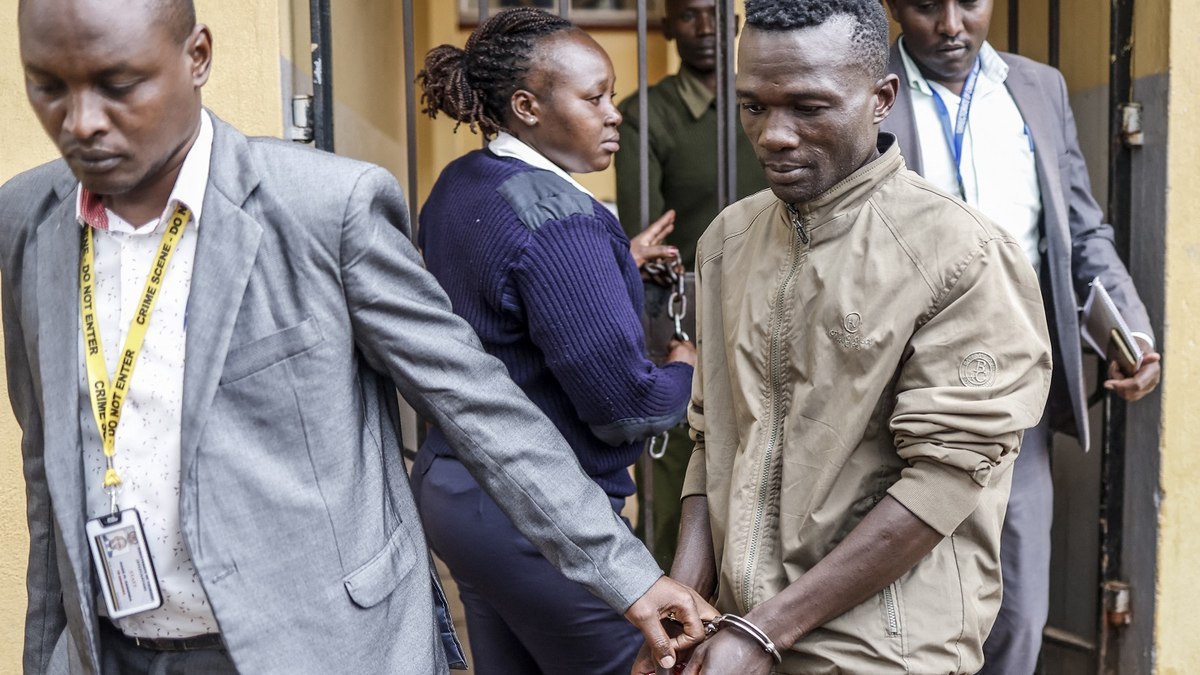 Collins Jumaisi Khalusha, 33, é escoltado para o Tribunal de Justiça de Kiambu em Kiambu em 16 de julho de 2024