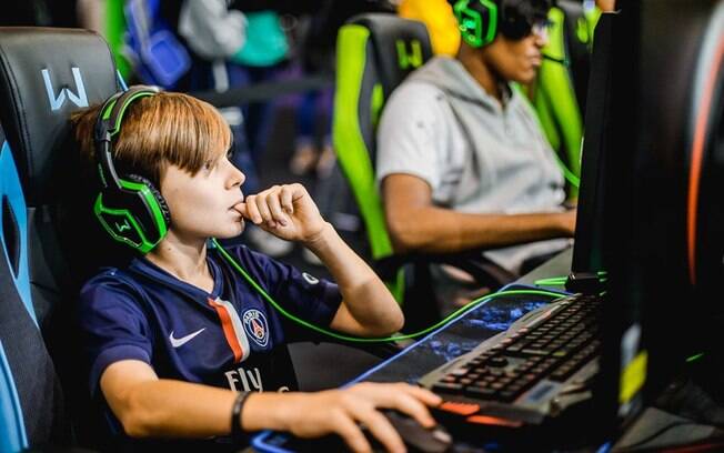 Adolescente joga no computador durante a Brasil Game Show