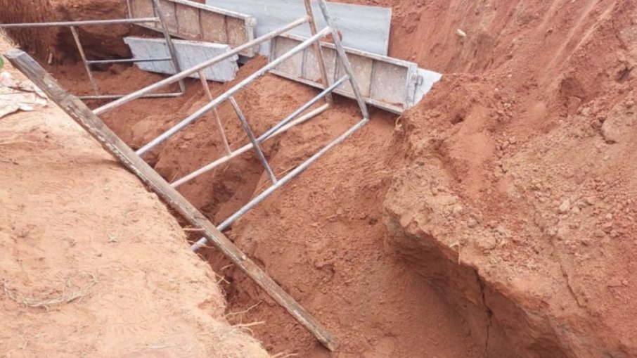 Vítima trabalhava na construção de um fosso quando a terra cedeu Vítima trabalhava na construção de um fosso quando a terra cedeu
