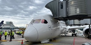 VÍDEO: avião cai parado em aeroporto na Alemanha; veja
