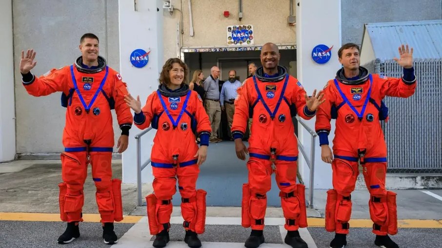 Apresentação da tripulação escalada para missões Artemis, em ordem: Jeremy Hansen, Christina Koch, Victor Glover e Reid Wiseman