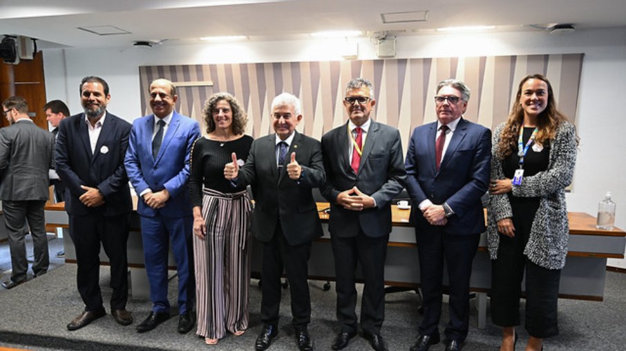 Ao final da audiência pública, o presidente da FPEpTec, senador Astronauta Marcos Pontes (PL-SP), posa para fotografia ao lado dos convidados. Participam: especialista em Desenvolvimento Industrial do Serviço Nacional de Aprendizagem Industrial (Senai), Marilza Machado Gomes; presidente da FPEpTec, senador Astronauta Marcos Pontes (PL-SP); especialista de Inteligência Artificial e Inovação da Agência Brasileira de Desenvolvimento Industrial (ABDI), Bruno Jorge; diretor de Relações Institucionais e Governamentais da Associação das Empresas de Tecnologia da Informação e Comunicação (TIC) e de Tecnologias Digitais do Brasil (Brasscom), Sergio Sgobbi; diretor de Relações Institucionais do Senac Nacional, Antônio Henrique Borges Paula; educador Cláudio Makarovsky Ao final da audiência pública, o presidente da FPEpTec, senador Astronauta Marcos Pontes (PL-SP), posa para fotografia ao lado dos convidados. Participam: especialista em Desenvolvimento Industrial do Serviço Nacional de Aprendizagem Industrial (Senai), Marilza Machado Gomes; presidente da FPEpTec, senador Astronauta Marcos Pontes (PL-SP); especialista de Inteligência Artificial e Inovação da Agência Brasileira de Desenvolvimento Industrial (ABDI), Bruno Jorge; diretor de Relações Institucionais e Governamentais da Associação das Empresas de Tecnologia da Informação e Comunicação (TIC) e de Tecnologias Digitais do Brasil (Brasscom), Sergio Sgobbi; diretor de Relações Institucionais do Senac Nacional, Antônio Henrique Borges Paula; educador Cláudio Makarovsky