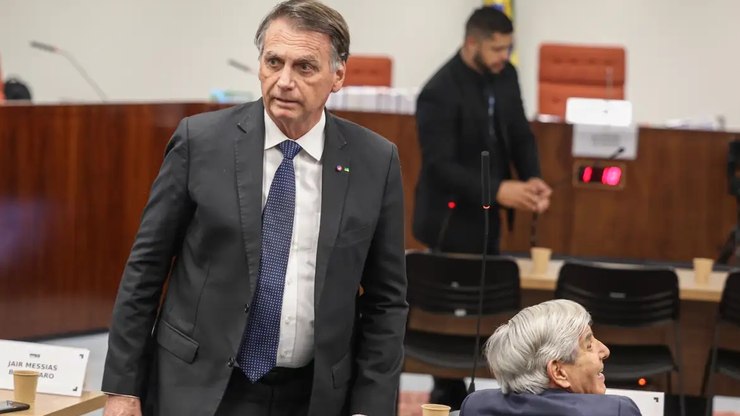 Moraes decreta prisão domiciliar de Bolsonaro