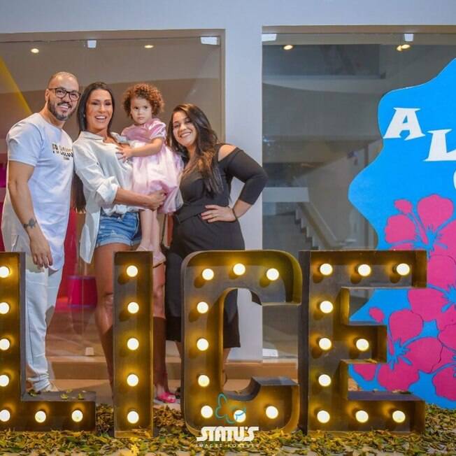 Gracyanne Barbosa e a família