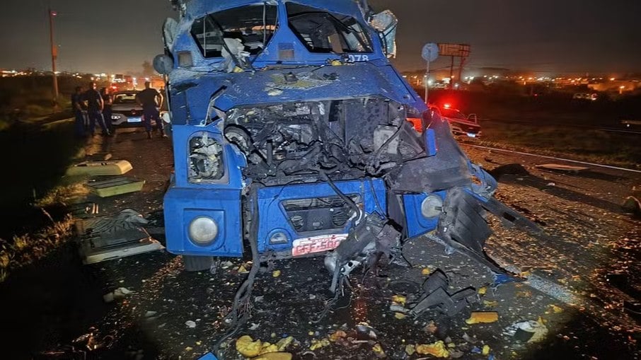 Criminosos explodiram dois carros-fortes na região de Cordeirópolis (SP).