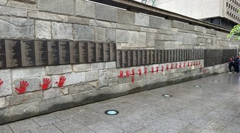 Paris: Memorial do Holocausto é vandalizado com mãos vermelhas