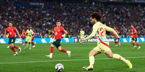 Estrela da Espanha cumpre promessa e tatua rosto do técnico