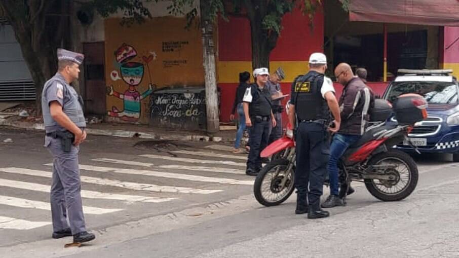 Suspeito portava 178 embalagens com cocaína, 96 com maconha, 21 frascos de lança-perfume e 200 reais em dinheiro. Suspeito portava 178 embalagens com cocaína, 96 com maconha, 21 frascos de lança-perfume e 200 reais em dinheiro.