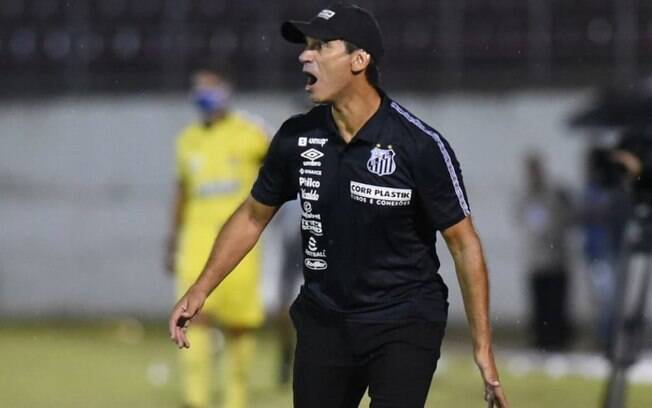Apesar do empate no Paulistão, torcedores do Santos elogiam treinador Fabián Bustos na web