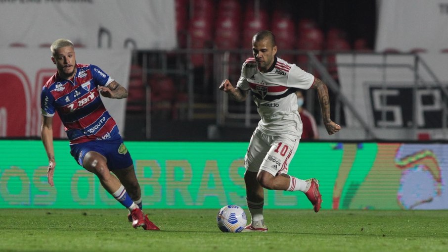 Daniel Alves em ação pelo São Paulo, contra o Fortaleza, nas quartas de final da Copa do Brasil de 2021