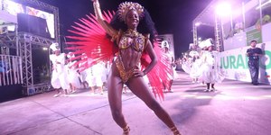 Agremiações de Niterói agitam a pista no primeiro dia de desfile