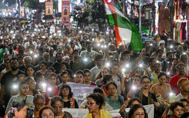 Indianos protestam em Calcutá contra o estupro e assassinato de médica em um hospital da cidade