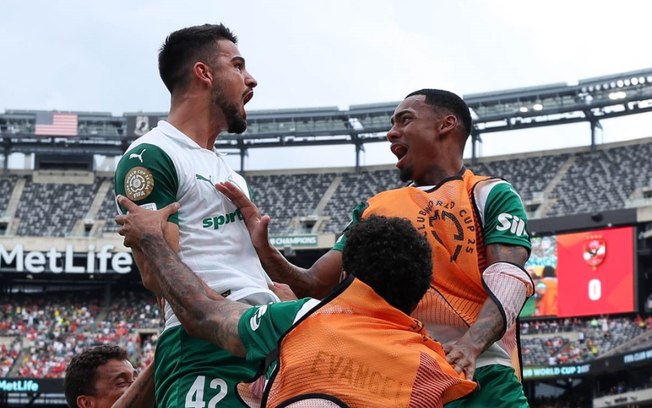 Palmeiras corrige erros, bate o Ah-Ahly e vence a primeira no Mundial de Clubes Palmeiras corrige erros, bate o Ah-Ahly e vence a primeira no Mundial de Clubes