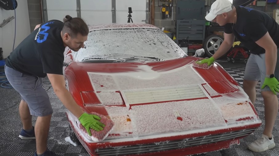 Vídeo: Ferrari raríssima é lavada pela primeira vez em 28 anos; veja