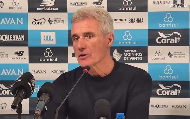 Luis Castro durante coletiva do Grêmio